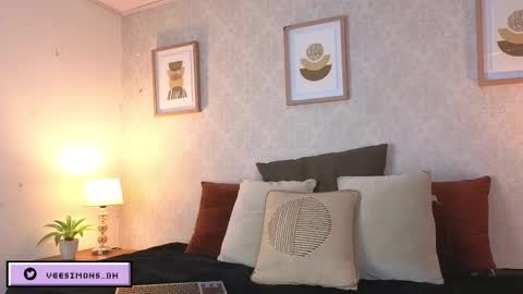 Vee Simons online show from March 2026 08:02:02 PM