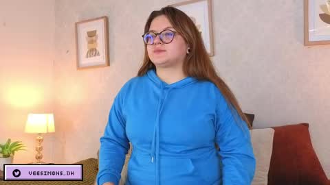 Vee Simons online show from April 2026 07:52:01 PM