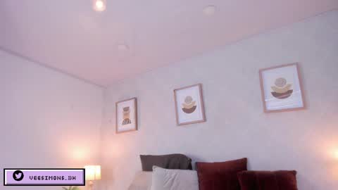 Vee Simons online show from April 2026 07:42:02 PM