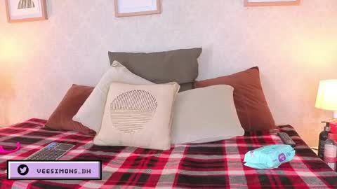 Vee Simons online show from May 2026 07:41:01 PM