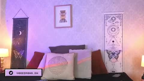 Vee Simons online show from May 2026 08:04:02 PM