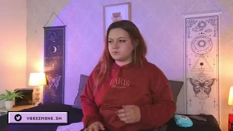 Vee Simons online show from June 2026 07:42:01 PM