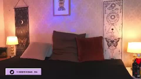 Vee Simons online show from July 2026 07:42:01 PM