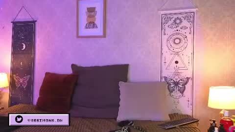 Vee Simons online show from July 2026 08:24:01 PM