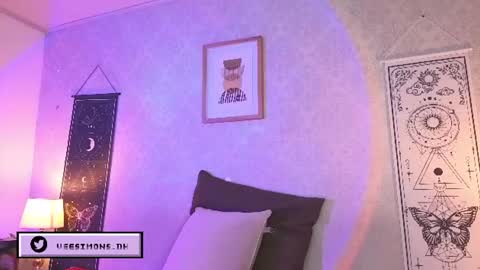 Vee Simons online show from July 2026 08:03:01 PM