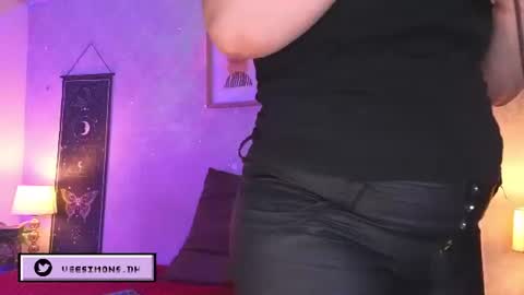 Vee Simons online show from July 2026 08:00:01 PM