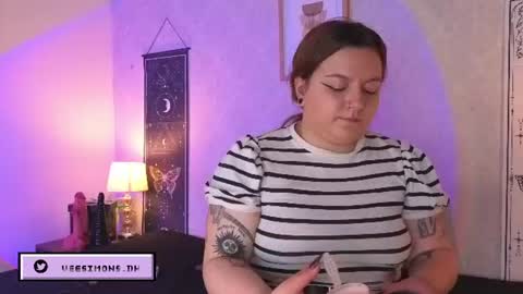 Vee Simons online show from July 2026 08:29:02 PM