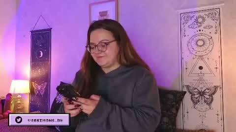 Vee Simons online show from July 2026 08:50:01 PM