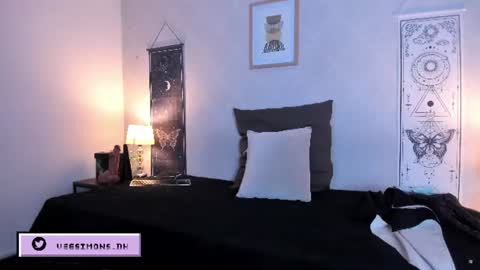 Vee Simons online show from July 2026 07:50:01 PM