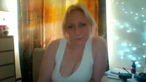 velka_raspberry online show from May 2026 04:25:02 PM