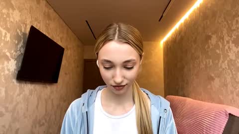 Snapshot of velvethonerkamp chatting on November 2025 08:00:02 AM Nika online show from November 2025 08:00:02 AM