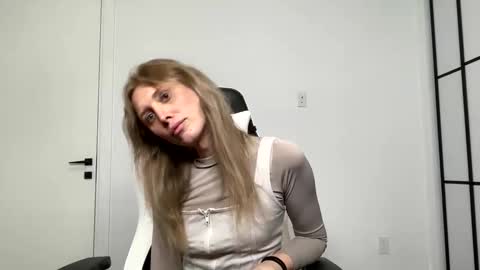 Snapshot of velvettgirl chatting on February 2026 01:48:01 AM VelvetTGirl online show from February 2026 01:48:01 AM