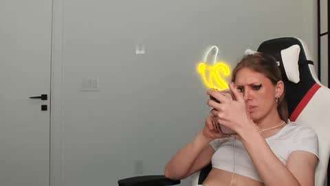 Snapshot of velvettgirl chatting on February 2026 08:29:02 AM VelvetTGirl online show from February 2026 08:29:02 AM