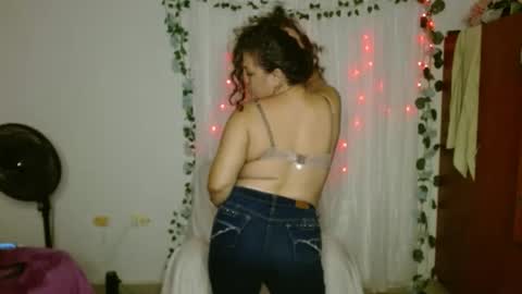 Snapshot of venecasexy44 chatting on April 2026 03:04:02 AM venecasexy44 online show from April 2026 03:04:02 AM