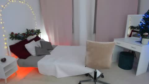 Snapshot of via_lattea_ chatting on December 2024 08:03:02 PM Camilla online show from December 2024 08:03:02 PM