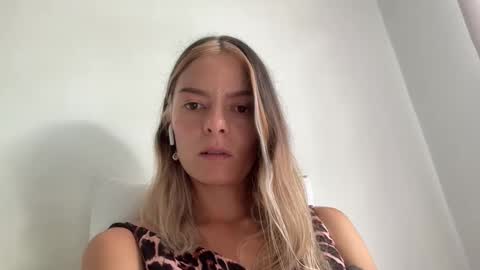 Snapshot of viajemos chatting on March 2026 04:45:02 PM papichulo y mamichula online show from March 2026 04:45:02 PM