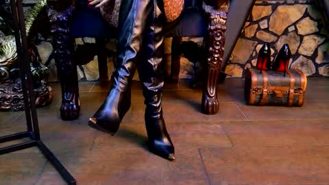 Victoria Heller online show from November 2025 04:56:01 AM