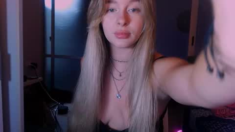 Eva and Victor online show from October 2025 12:11:01 PM