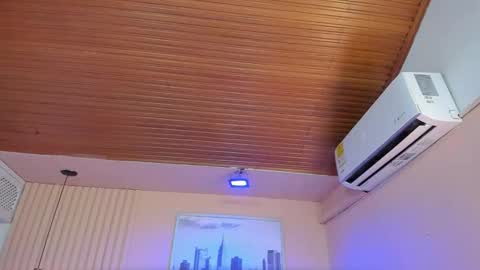 Viiolett online show from December 2025 07:54:02 PM