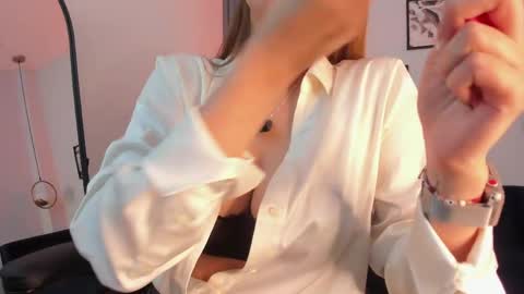 Snapshot of vikypetiteee chatting on April 2026 10:25:02 PM Victoria online show from April 2026 10:25:02 PM