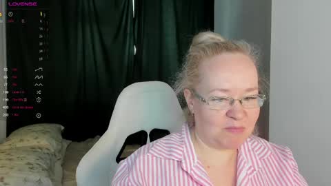 violasmithh online show from May 2026 04:40:01 AM