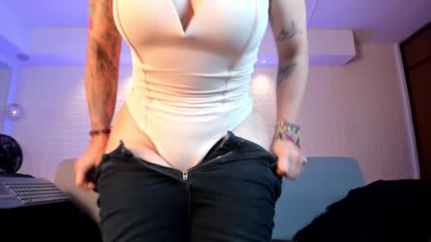 Snapshot of violeet_scott chatting on January 2025 05:44:01 PM Violett Everyday From 0530 to 1430 Col Time online show from January 2025 05:44:01 PM