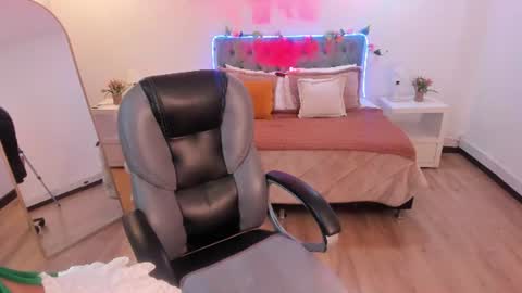 violet_anderson_ online show from July 2026 08:07:01 PM