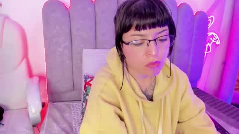 Snapshot of violet_bennett_ chatting on March 2025 09:54:02 PM Violet online show from March 2025 09:54:02 PM