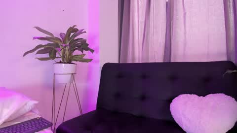 Snapshot of violetarainn chatting on April 2026 05:19:02 PM Violeta online show from April 2026 05:19:02 PM