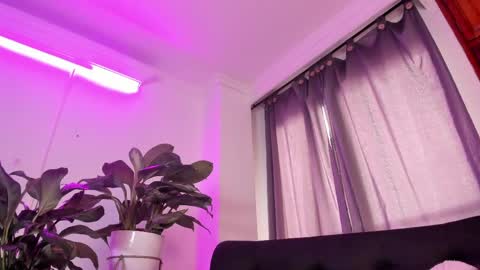 Snapshot of violetarainn chatting on May 2026 06:14:01 PM Violeta online show from May 2026 06:14:01 PM