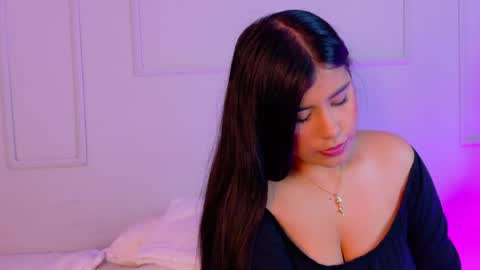 Snapshot of violetbloomm chatting on May 2026 01:17:02 PM Violet online show from May 2026 01:17:02 PM