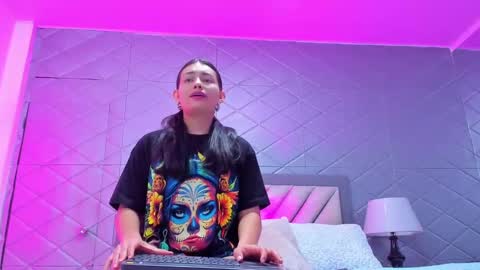 Violet Rousse online show from October 2025 02:47:02 PM