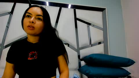 Snapshot of violett_bliss chatting on July 2026 03:11:02 AM violett_bliss online show from July 2026 03:11:02 AM