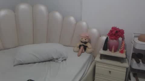 violetxia_ online show from May 2026 05:02:02 AM
