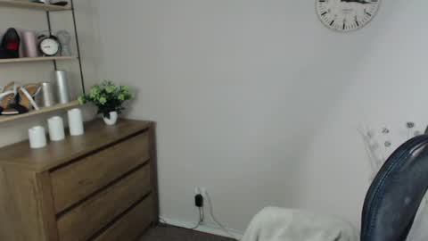 Vivian online show from December 2024 10:00:02 AM