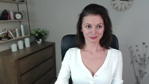 Vivian online show from December 2024 12:01:02 PM