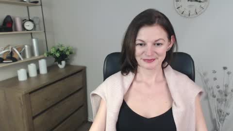 Vivian online show from December 2024 01:12:01 PM