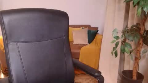 Snapshot of vivienneclement chatting on November 2025 04:45:02 PM Vivienne online show from November 2025 04:45:02 PM