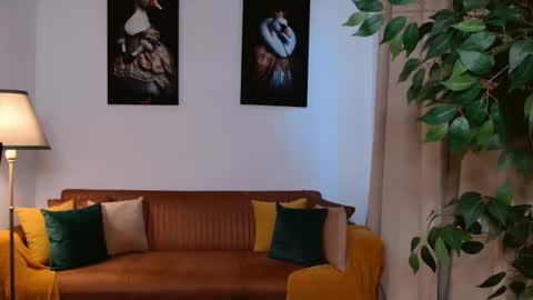 Vivienne online show from April 2026 03:20:01 PM