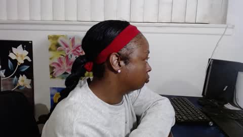 Snapshot of vixenfyre chatting on December 2024 01:29:02 AM Vixen Fyre online show from December 2024 01:29:02 AM