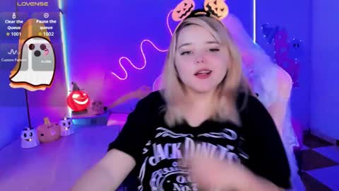 Snapshot of waifumochi_chan chatting on October 2025 02:48:02 AM online show from October 2025 02:48:02 AM