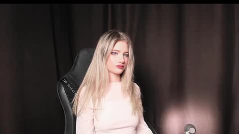 Snapshot of waterfallwoods chatting on December 2024 01:30:02 PM waterfallwoods online show from December 2024 01:30:02 PM