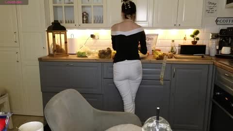 Snapshot of whats_her_name chatting on January 2025 12:44:02 PM Victoria Maria online show from January 2025 12:44:02 PM