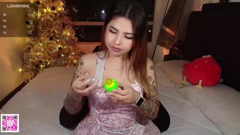 Snapshot of whites_emma chatting on January 2025 01:43:01 AM EMMA online show from January 2025 01:43:01 AM