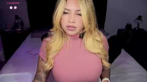 Snapshot of whites_emma chatting on October 2025 02:11:02 AM EMMA online show from October 2025 02:11:02 AM