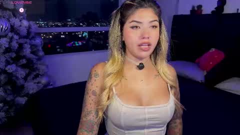 Snapshot of whites_emma chatting on February 2026 01:21:01 AM EMMA online show from February 2026 01:21:01 AM