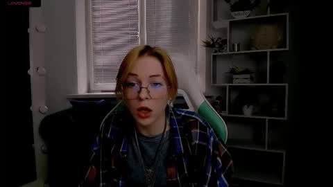 wild_berry_soul online show from October 2025 07:03:02 AM