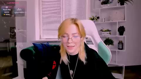 wild_berry_soul online show from October 2025 07:01:01 AM