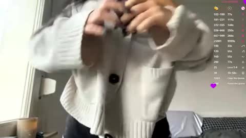 Mia online show from December 2025 08:10:01 AM