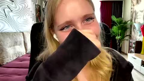Anny online show from June 2026 12:25:02 PM